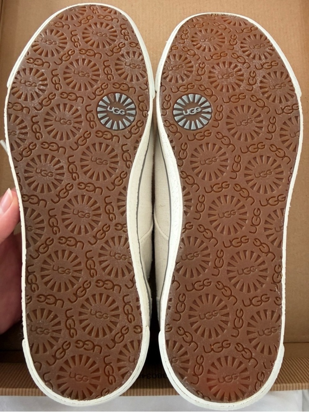 UGG White Lace-Up Sneakers 🤍 | Size 10 BNWT Classic Minimalist Capsule Wardrobe - Picture 4 of 4